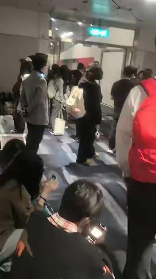 1月29号香港飞往常州的UO272航班正在跑道上滑行，突然有一个女生大声喊叫“飞