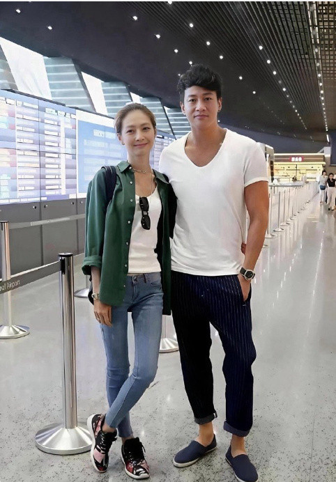 何润东和他的老婆在机场的合影，不得不说真是郎才女貌啊！​​​
