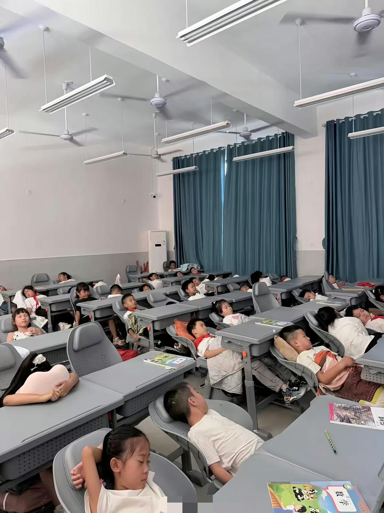 四川内江师范附小采购的这种可以躺着睡觉的椅子，对小学生真是太友好了，为这个学校的