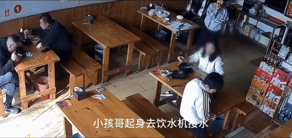 这要是没监控真的是跳进黄河也洗不清了！近日河北，一女子在一家餐馆用餐，过程中