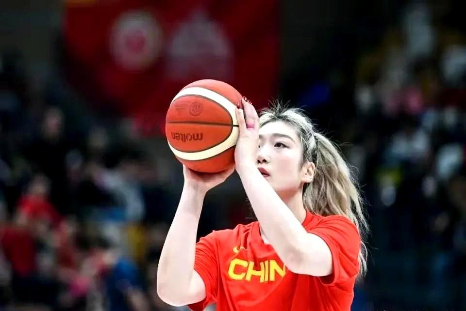 女篮球员李梦李梦主动离开女篮国队把机会让给新人是何等得大度。这下国内联赛可算