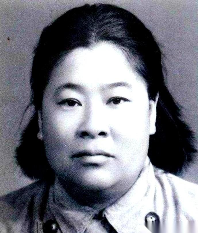 100岁，上海，一个老太太，对着个练搏击的武术会长，拱了拱手：来，过两招。你敢