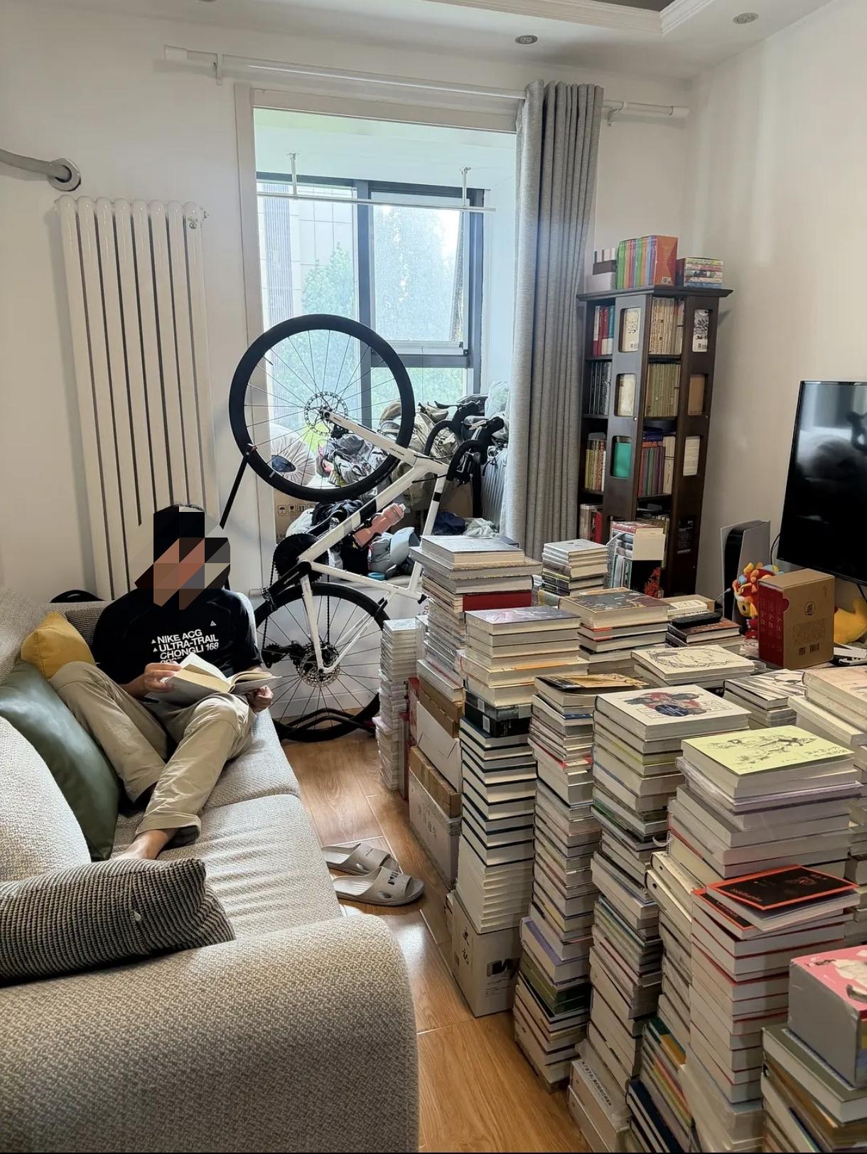 这是爱书之人，屋子里面好多书都是放到地上，感觉看起来挺有趣儿的。书房里的书就这么