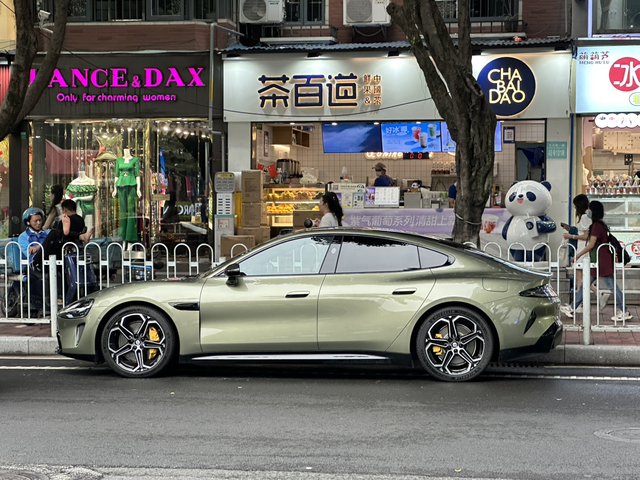 被受关注小米su7实车路边看到真的会忍不住多看两眼