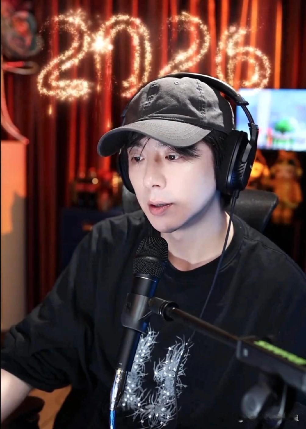 刘宇宁直播的时候，被网友调侃说他适合演反派，刘宇宁一本正经的回答：“对，我是适合