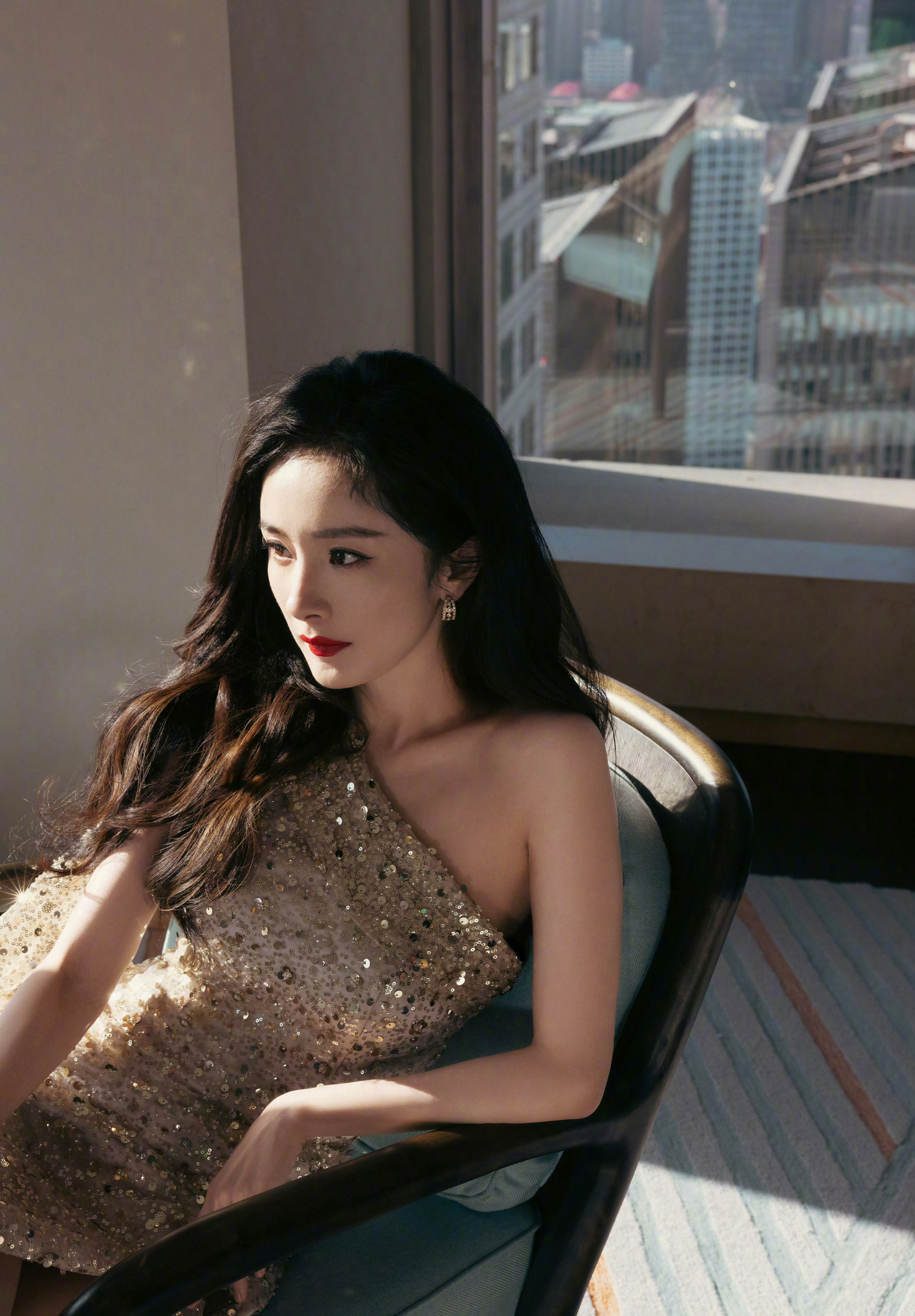 杨幂x金色披肩礼服&佩戴黄金珠宝气质非凡