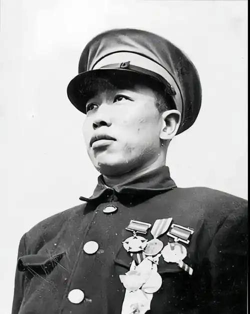 1951年，飞行员华龙毅击落2架敌机后遭14架美军围攻，跳伞后用朝鲜语求救无人应