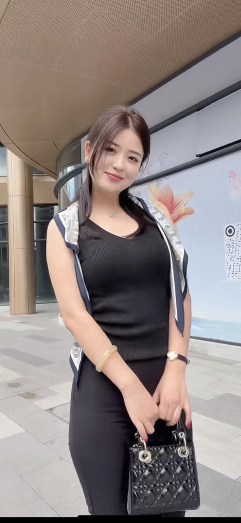 都市时尚风，黑色连衣裙搭配金属色外套，尽显优雅气质！👗💃🏻