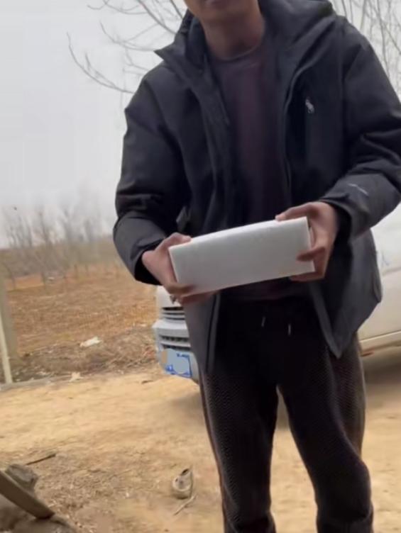 大哥一怒之下，把亲友送来的礼品全部拆开踩扁！他敢露面发这个视频，可见对这种礼