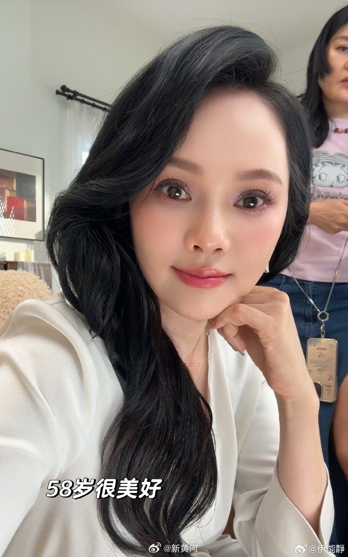 【#58岁伊能静体重104斤#】2月24日，在社交媒体发布视频分享减肥经验引发热