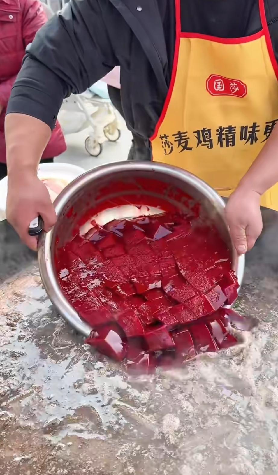 成都街头卖20块1份猪血旺，加5块肥肠，老板放话有假赔10碗。大众都纠结这血旺纯
