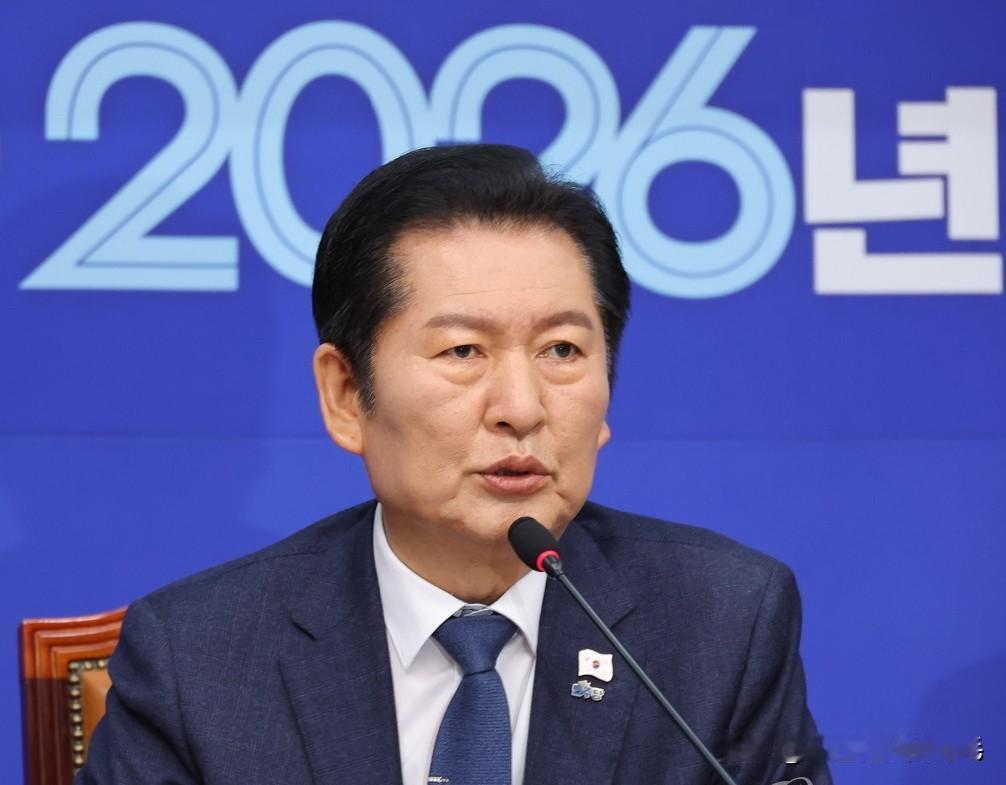 韩国共同民主党党首郑清来，因涉嫌默许该党议员金炳基的献金丑闻，被市民团体正式告发