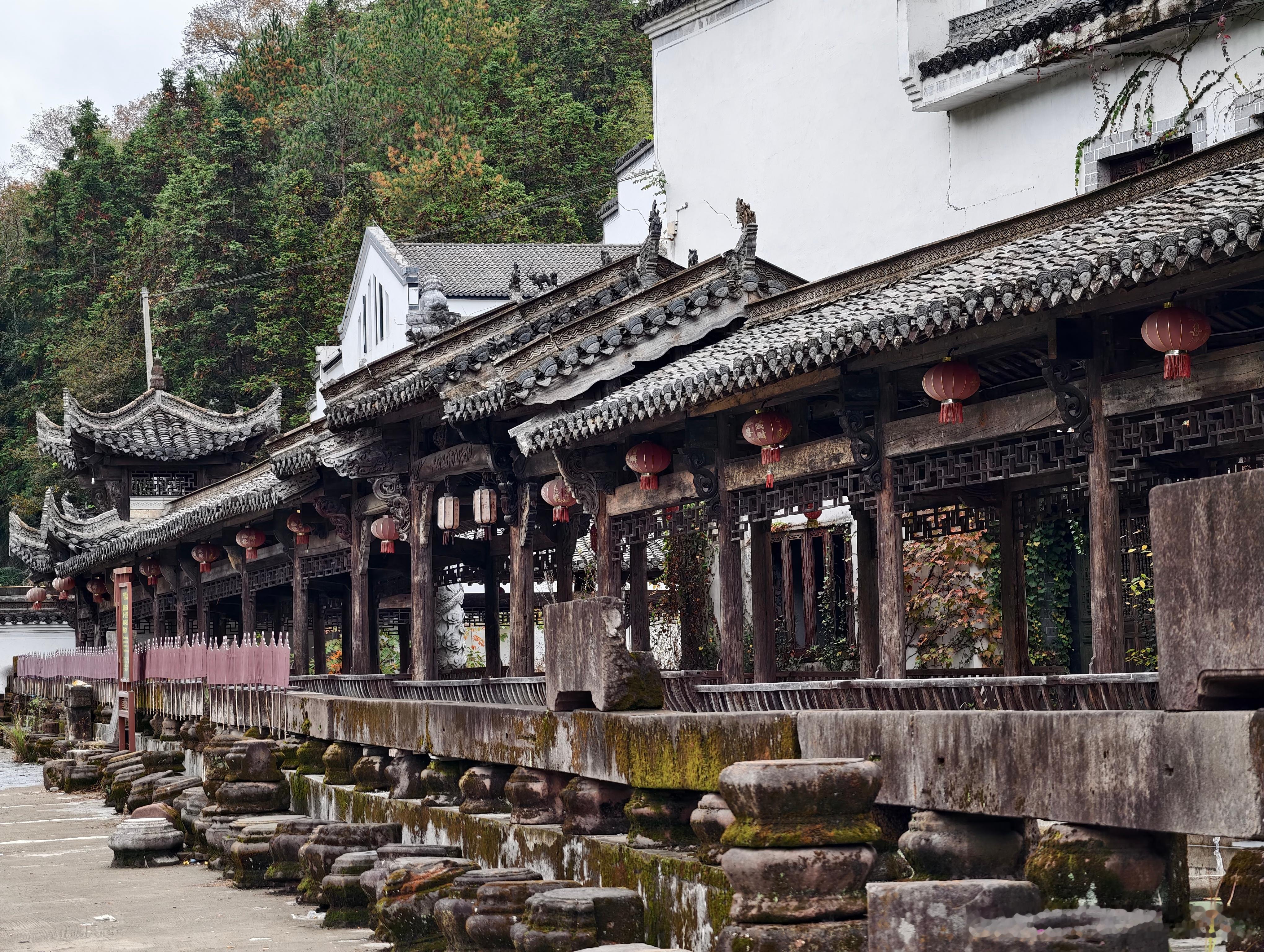 塔川的路上你会遇见这样一个有岁月感的地方充满着时间的厚重身临其境你能感受时光缓缓