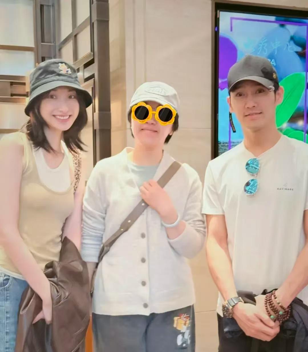 赵雅芝儿媳，终于曝光了！4月3日，赵雅芝小儿子黄恺杰带妻子汤畅现身四川德阳，