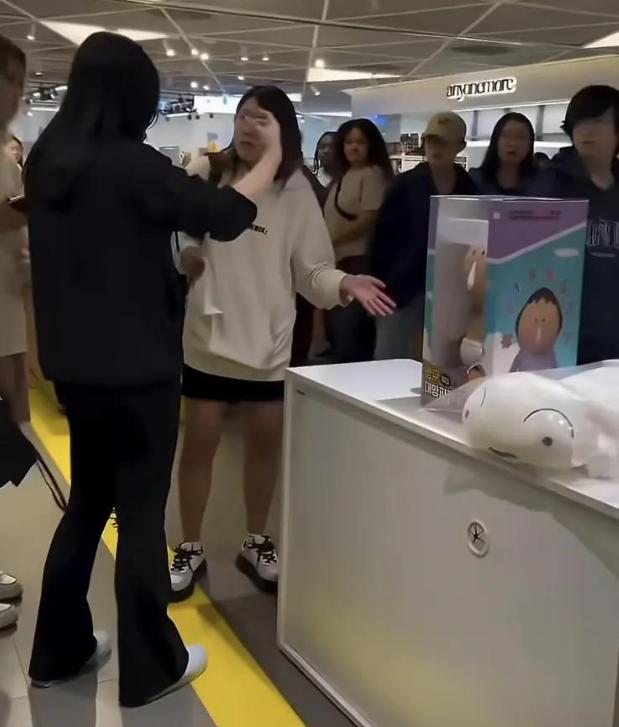 韩国人刻在骨子里的白人自卑，这次被中国姑娘狠狠打脸！近日首尔一商场内，疑似法国籍