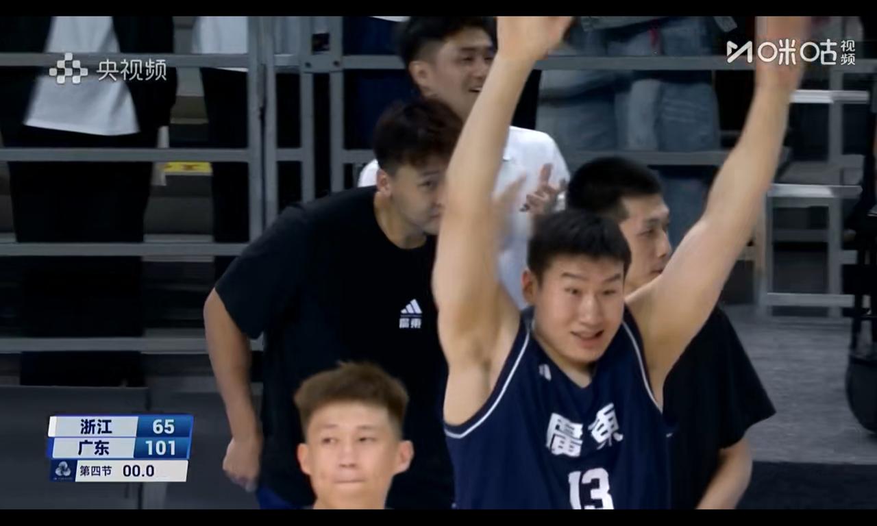 李炎哲夺冠像过节，王奕博谁见谁拥抱，全运会篮球不仅仅是人情世故广东队赢球后，