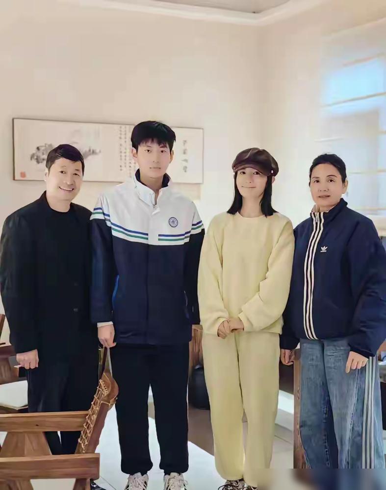 谢娜刚晒完温馨全家福，转头登上央视晚会，竟把全国观众看懵了！去年她连上央视