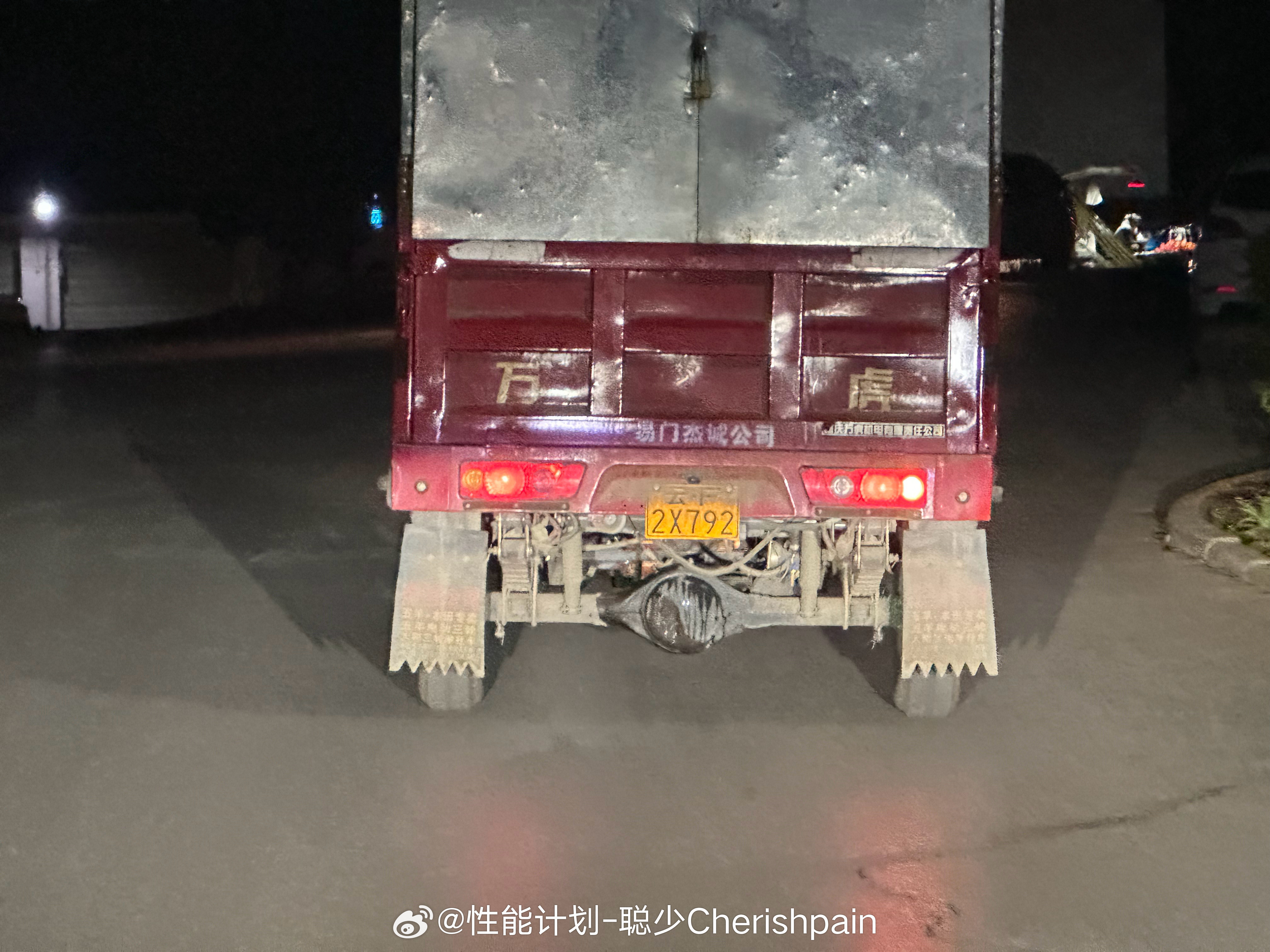 真正的硬派越野车必须有整体桥，比如下图