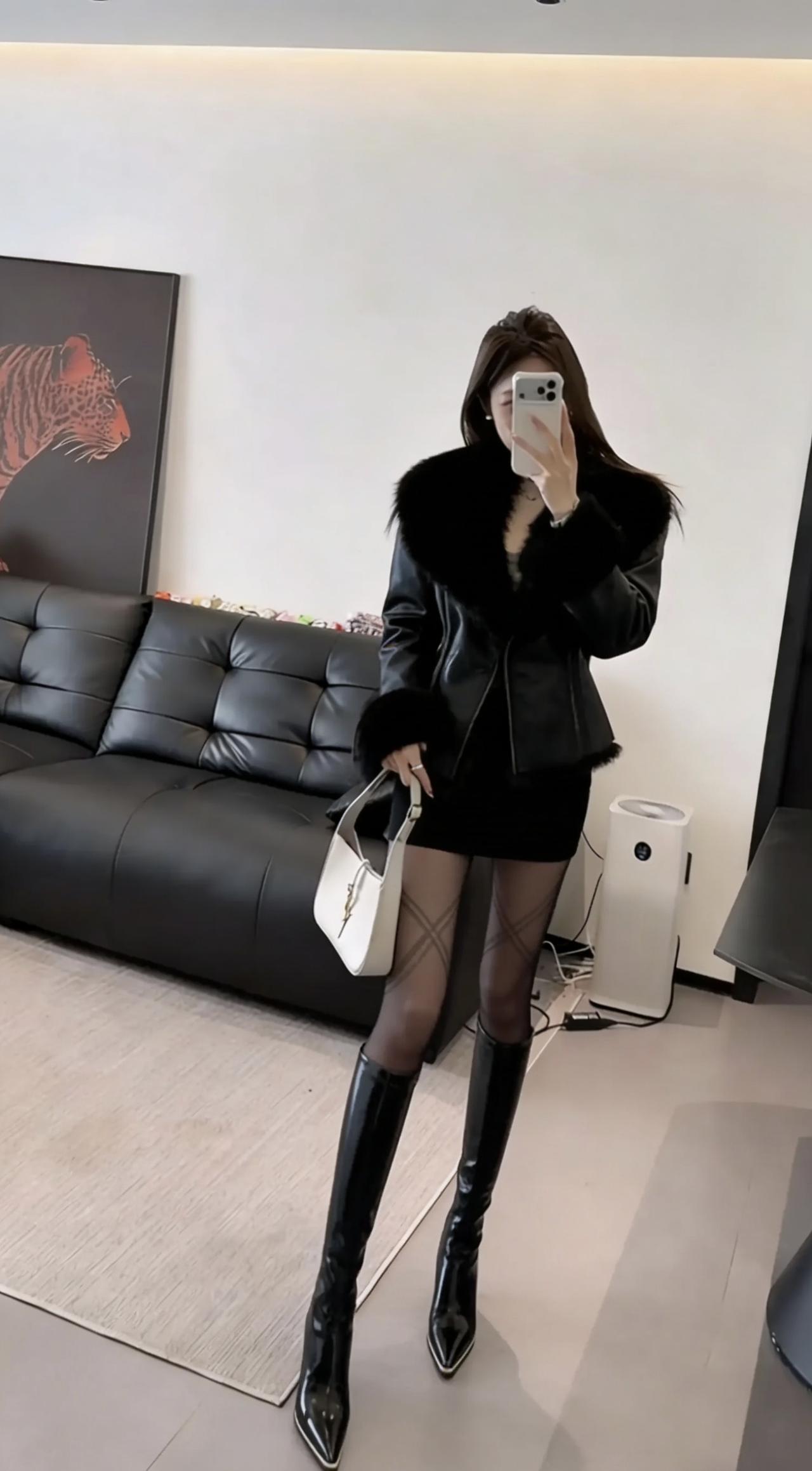 正常穿搭推荐，无不良引导。今日穿搭是经典的“甜酷辣妹风”，融合了甜酷、优雅与利