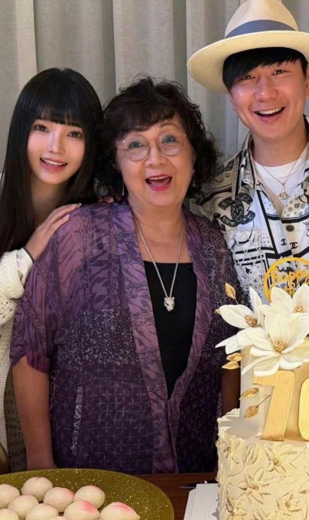 华语乐坛“老少恋”直接砸脸上。44岁林俊杰在妈70大寿全家福里，公开了自己的小