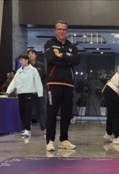 孙颖莎就这样像个小白团子一样，出现在晚宴现场。重庆冠军赛的晚宴，莎莎穿着专属