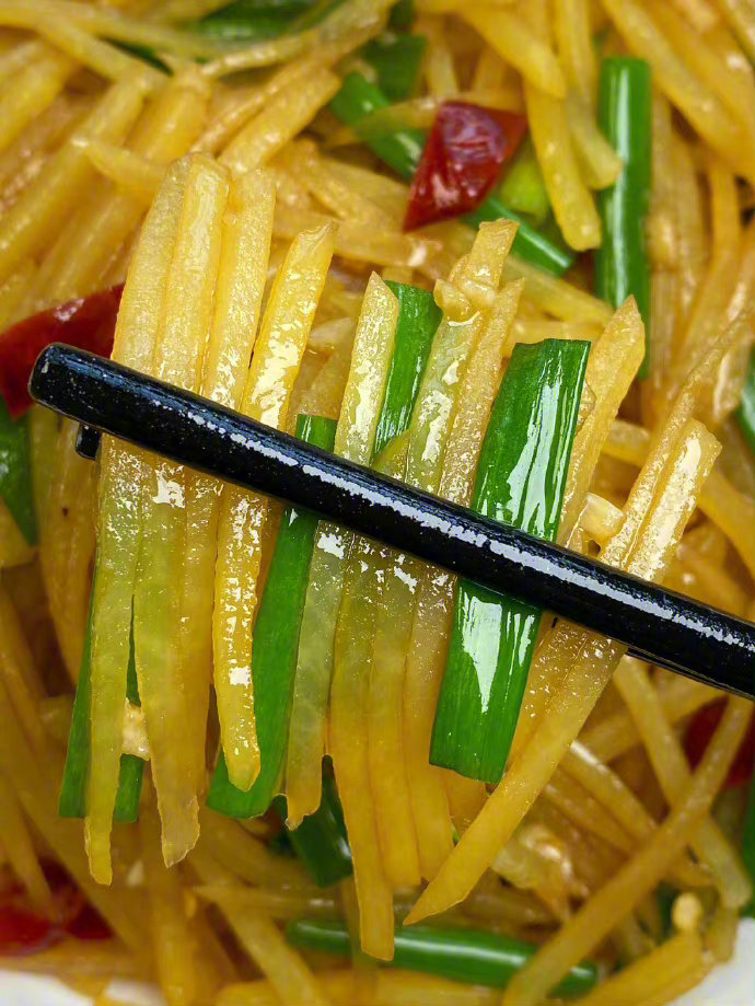 家常菜全家都爱吃的酸辣土豆丝​​​