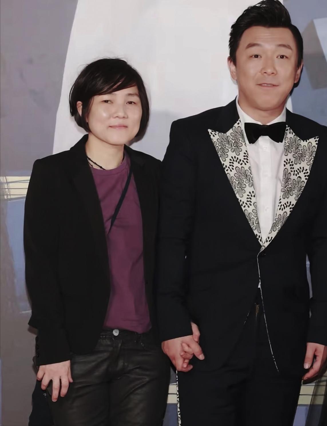 看到黄渤两口子在海南度假的照片，我真是感慨万千。他老婆那头棕色短发，身材保持得哪
