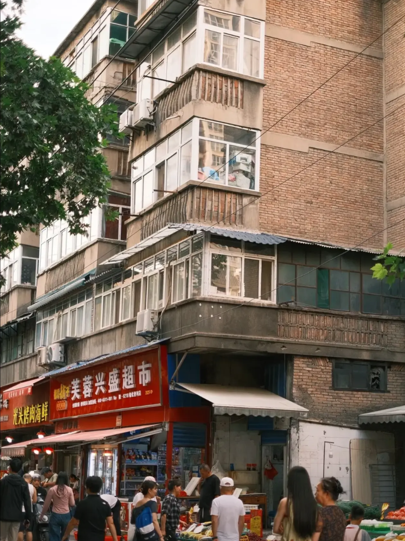 李晨一直留在跑男，看似是主动选择，实则有诸多无奈。之前邓超他们离开时，李晨本也打