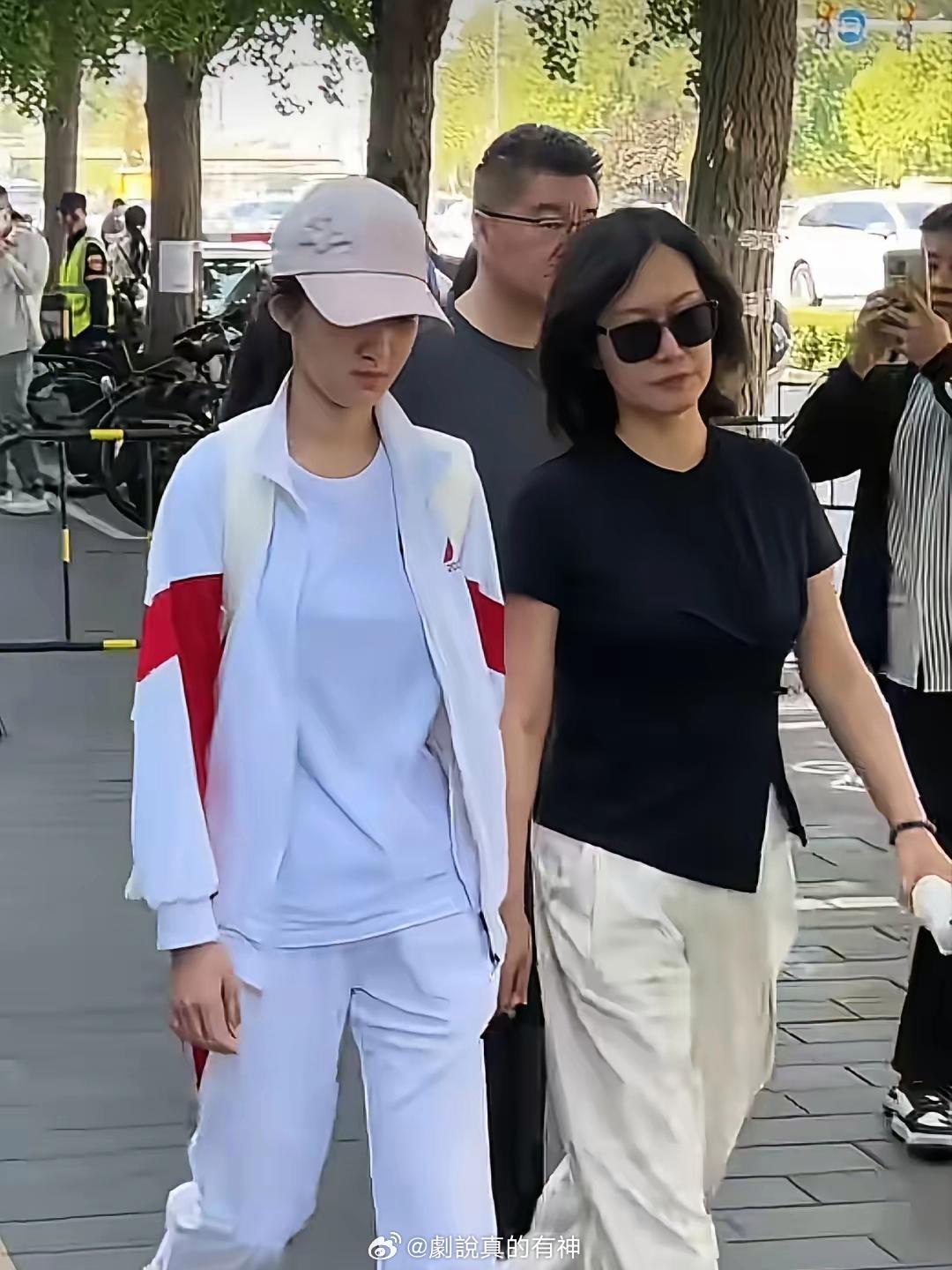 高考发现不同。 体制内工作的女士，大都衣着得体大方，不浓妆艳抹，也不奇...