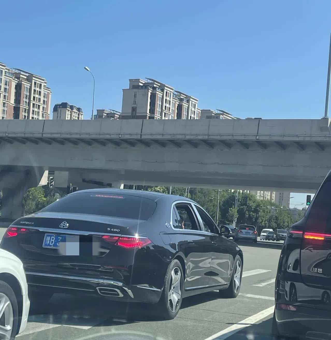 今日，在呼市街头，不经意间瞥见一辆豪车。实不相瞒，我对车并无深入研究，