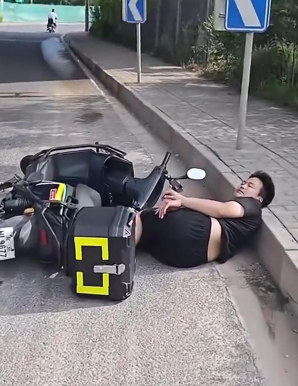 近日，北京一网友开车行驶在路上，突然发现路边一辆电动车倒地，外卖员躺在路边无法动