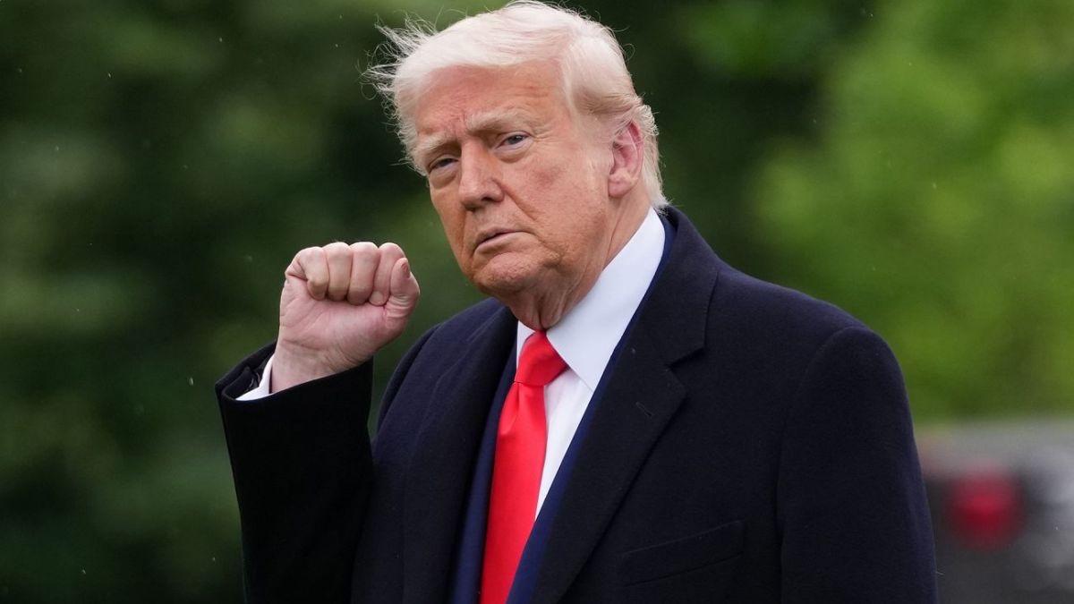 特朗普对哈梅内伊发出威胁特朗普1月2日公开警告哈梅内伊。他说，如