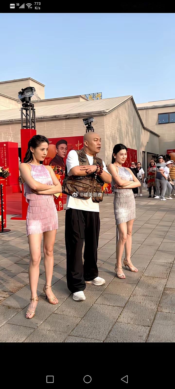 程野在老街与俩女搭档一起跳拉丁…​​​