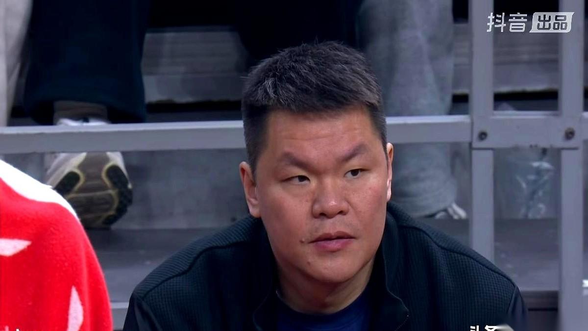 朱芳雨桌上那份引援计划，据说直接被扔进了纸篓。不是没钱，也不是找不到人。是抬头