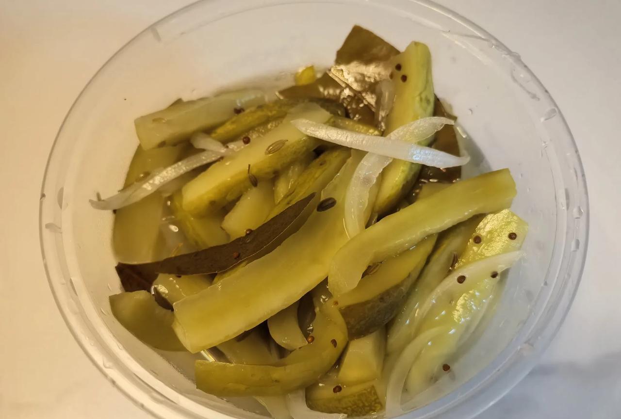最正宗自制酸黄瓜教程来了！昨天我去大姑姐家吃饭，她自己做的酸黄瓜特别好吃。好几