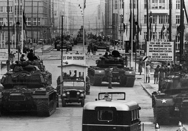 两德合并时苏联是赞成的，只有英法意三国最反对德国统一。苏联赞成的原因是西德真给钱