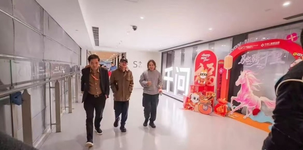 #马云#居然真的有人认为阿里巴巴马云满头白发的这个照片是真的。。。网上稍微搜一