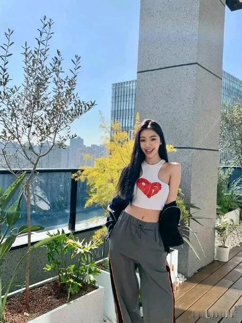 易梦玲和王勉在韩国一起逛街被拍，这是在一起了？感觉她是不是有异食癖啊，王勉以前还