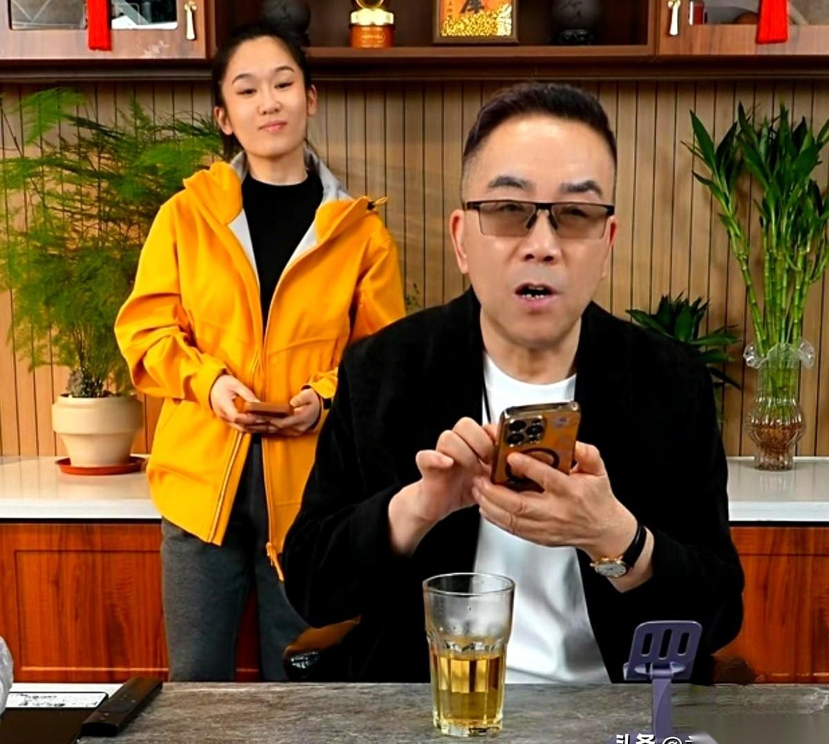 相声演员杨议，被传欠了2000万。这事儿一直飘在网上，结果，他自己开直播，被人