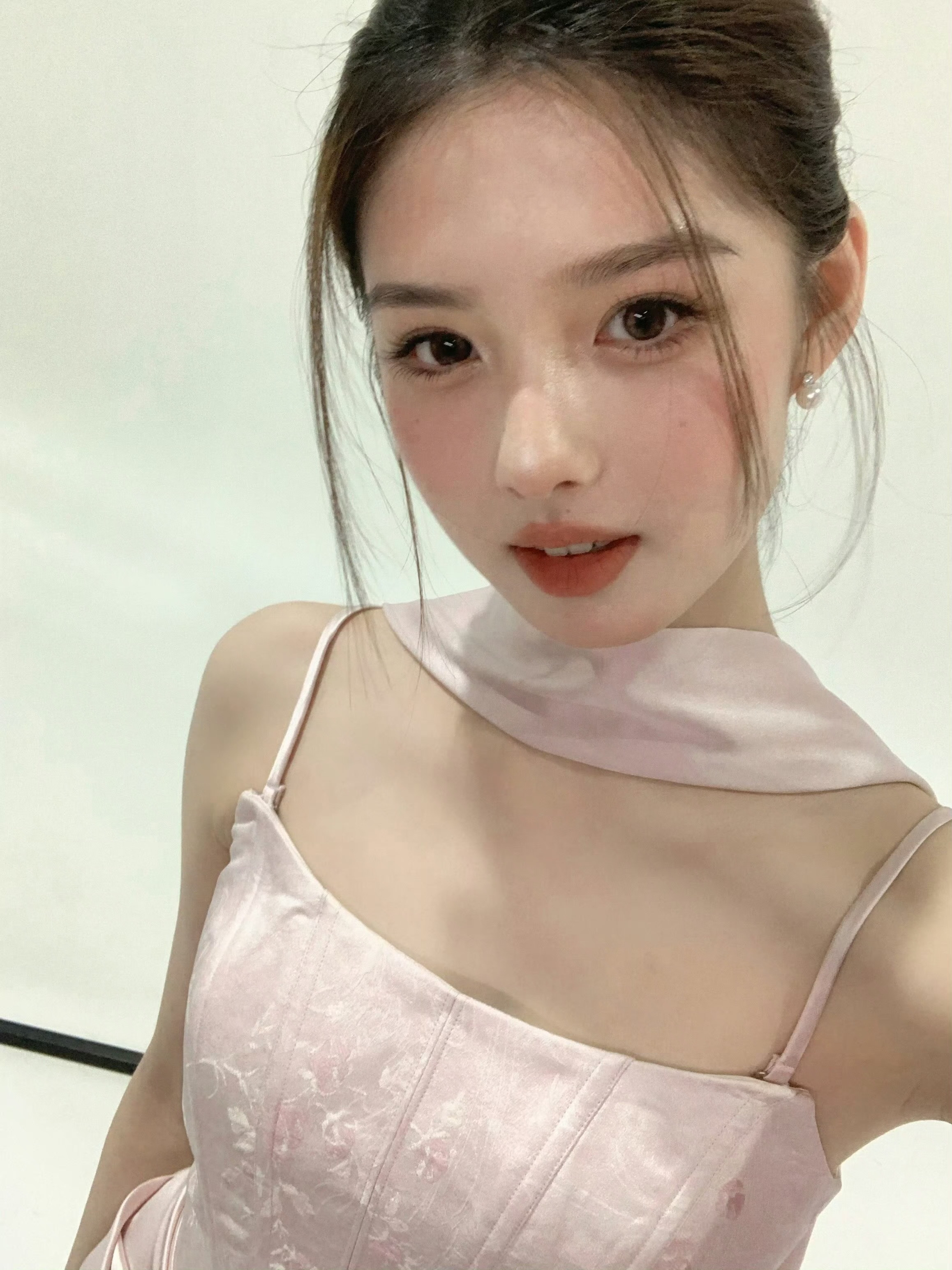 艾米 姐感妹艾米也太美了，长开了褪去了稚嫩！这一年的艾米真是收获太多了，作品口