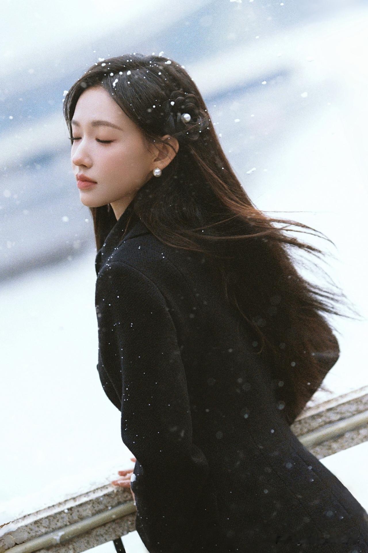 程潇的雪天：黑大衣裹住的温柔凛冽程潇这组雪照，把“冷与柔”揉得刚好：黑大衣