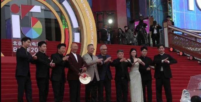 2025年7月11日《戏台》天津路演，黄渤听陈佩斯谈“传承”时，突然半开玩笑喊其