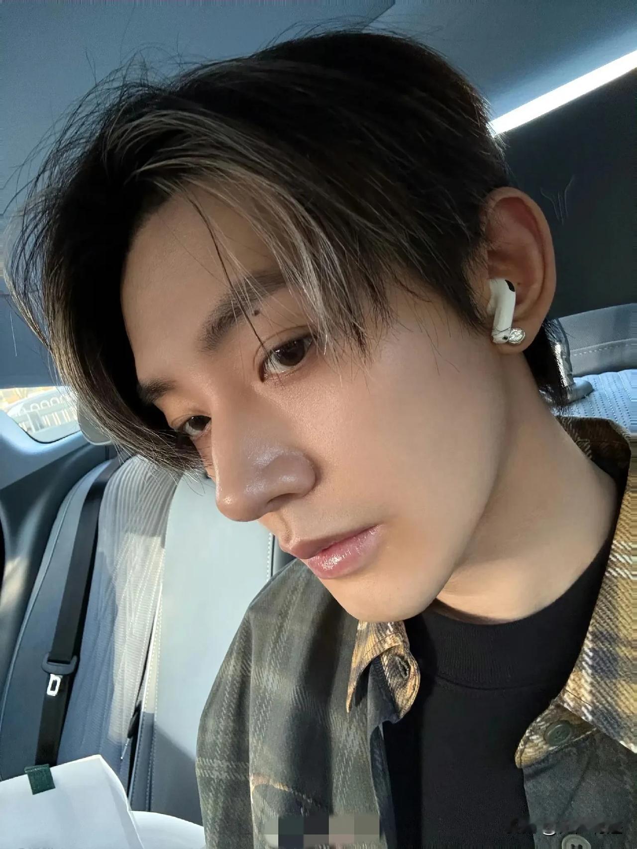 邓为对自己鼻子非常满意，时不时，会秀一下！