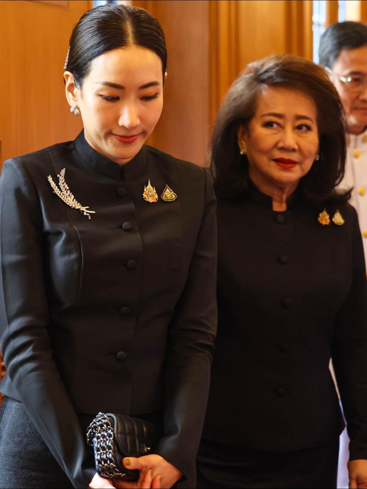 萍通塔带着母亲,一同悼念诗丽吉太后10月27日,泰国王室事务局首次开放大皇宫内