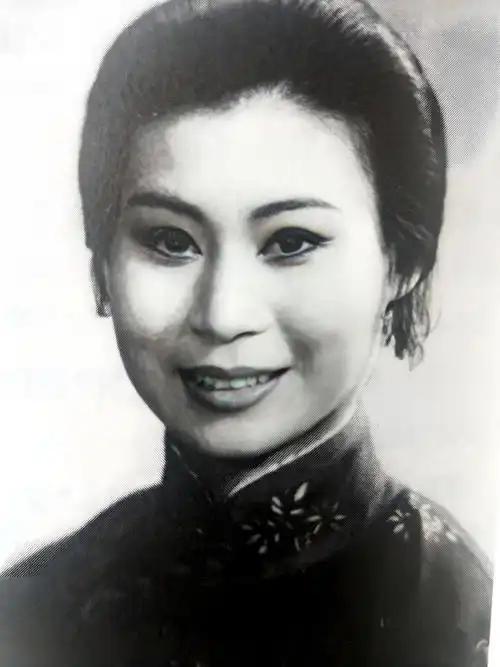 1941年，一位老妇人请汉奸侄子吃饭，突然压低声音问道：“侄儿，能不能给我弄3