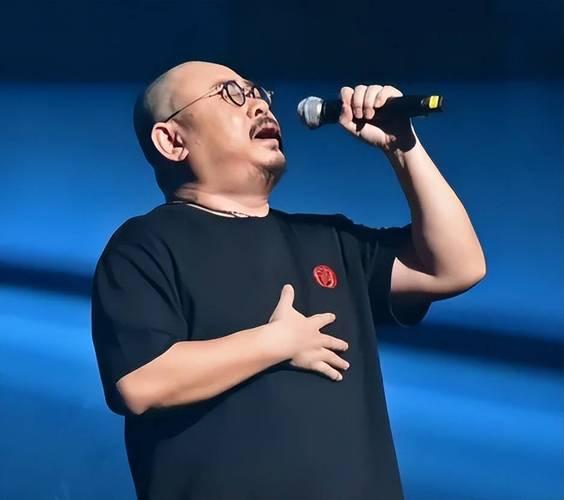 哎你发现没？现在网上刀郎的歌可火了，随便刷个视频都能听到。但奇怪不？我特意问了身