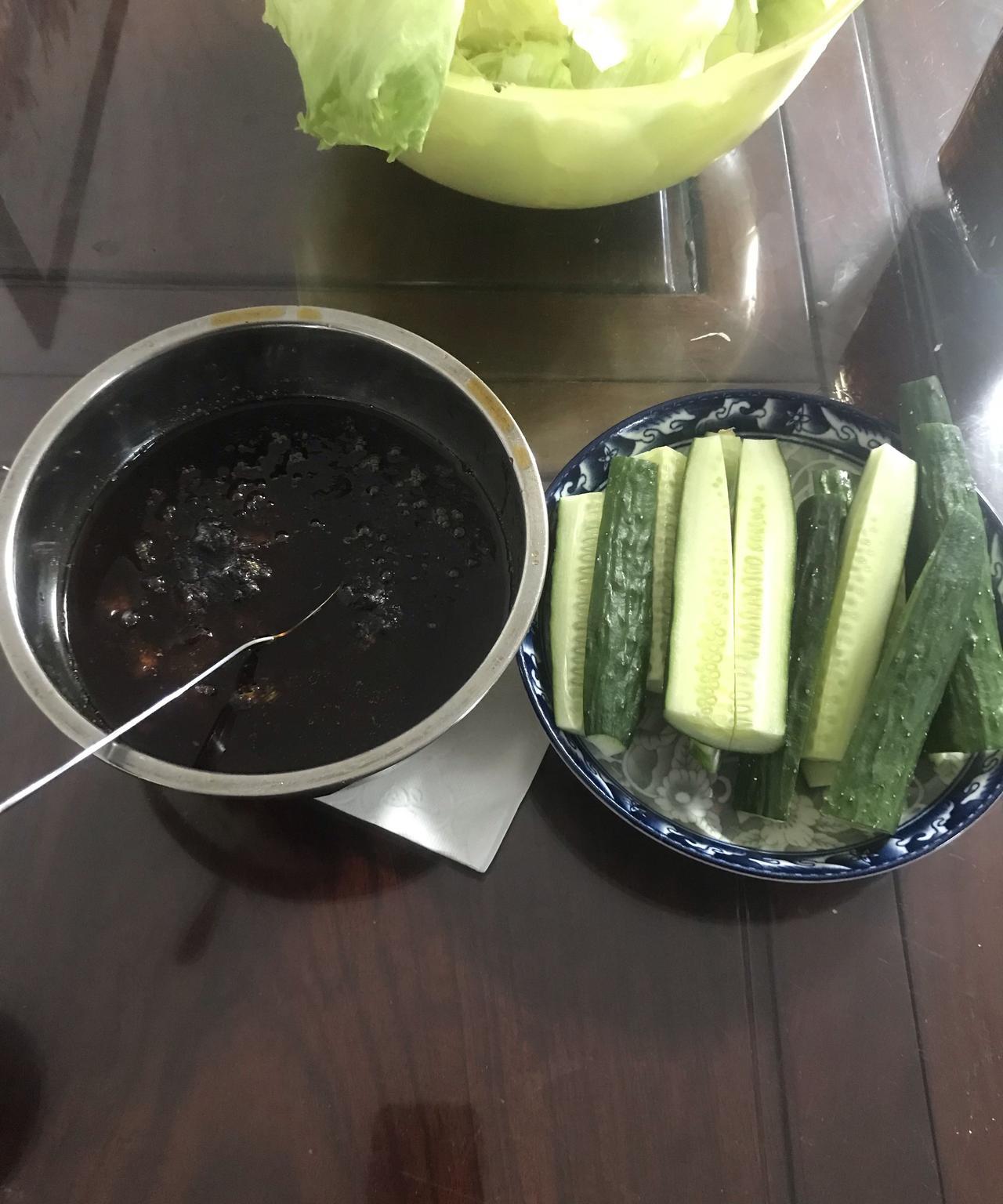 北京人自己家做的炸酱面就是这么简单，所有外地朋友你们去北京街头吃的那些所谓的“老