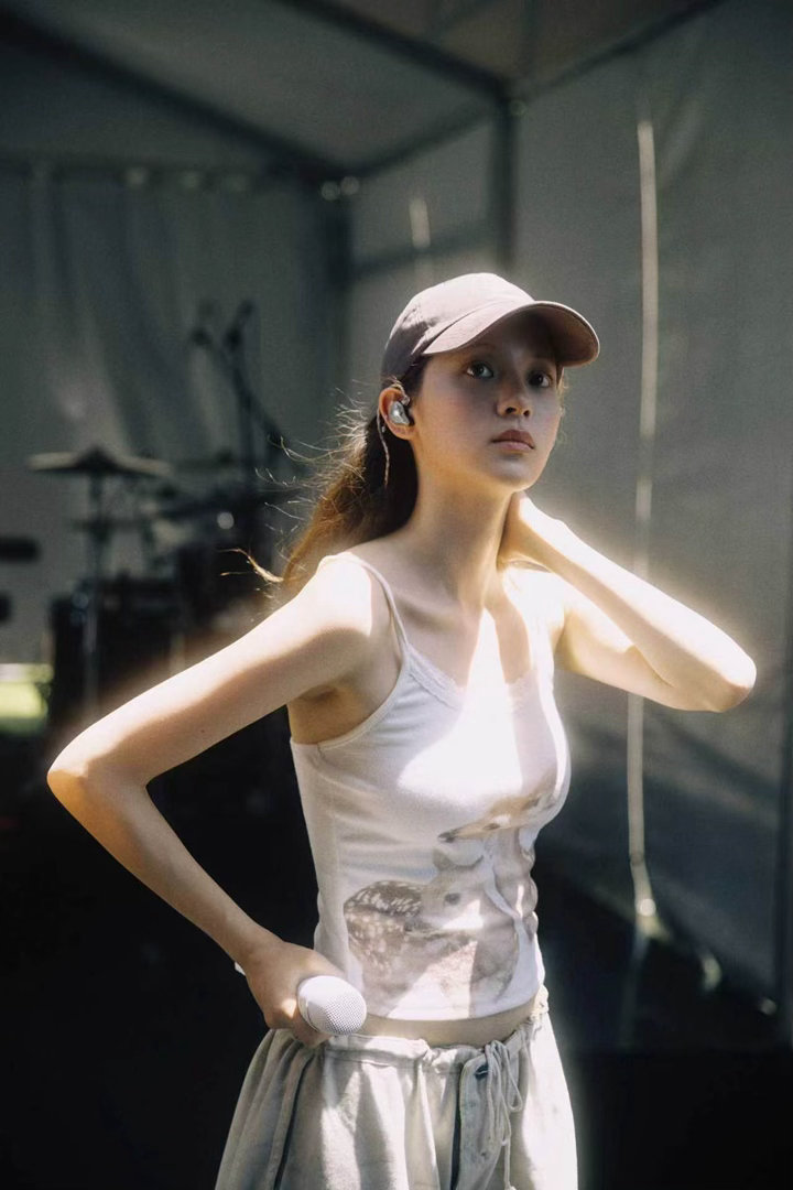 欧阳娜娜音乐节彩排plog欧阳娜娜音乐节彩排plog来啦是连音乐都忍不住偏爱