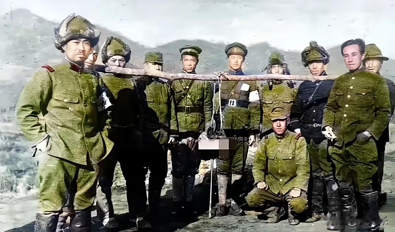 这张刺痛人心的照片，是刺向民族记忆的一把刀！​照片里两个汉奸抬着我们抗日英