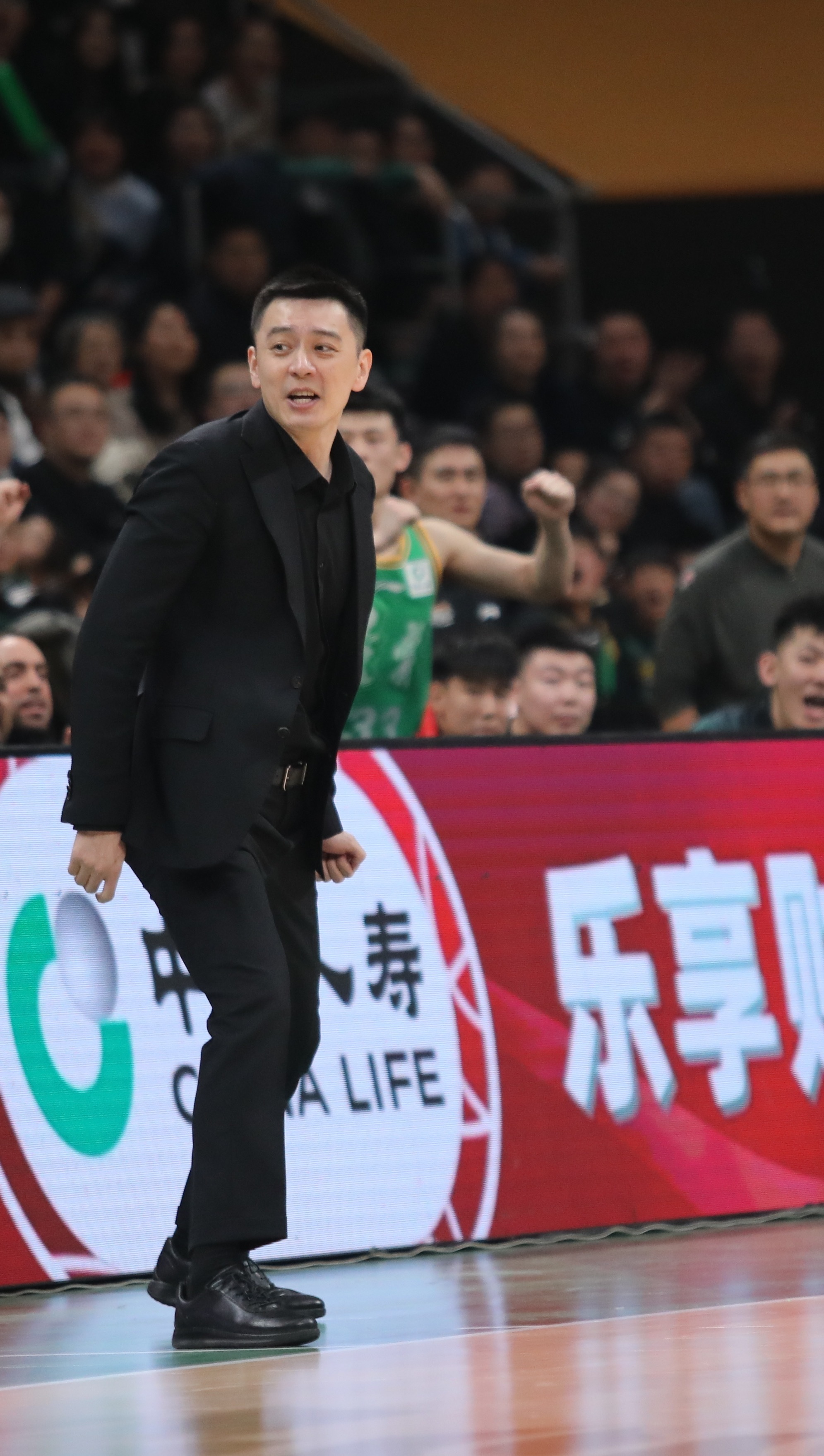 这张图片正好拍到了杨指导的笑容辽宁男篮